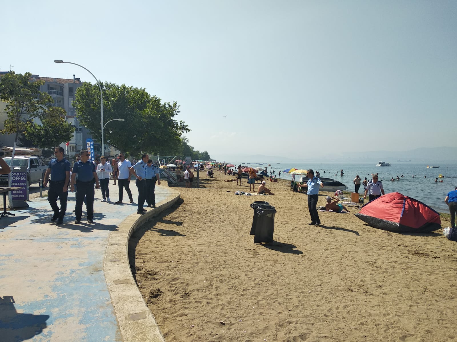 Gemlik Belediyesi sahillerde düzeni sağlıyor
