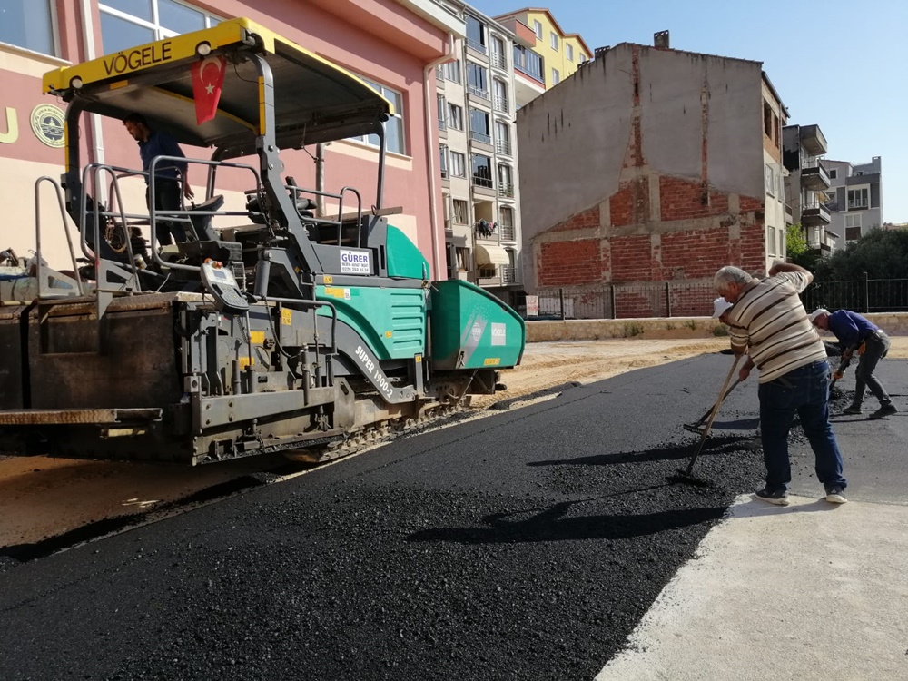 Gemlik Belediyesi’nden Şükrü Şenol Ortaokulu’na asfalt desteği