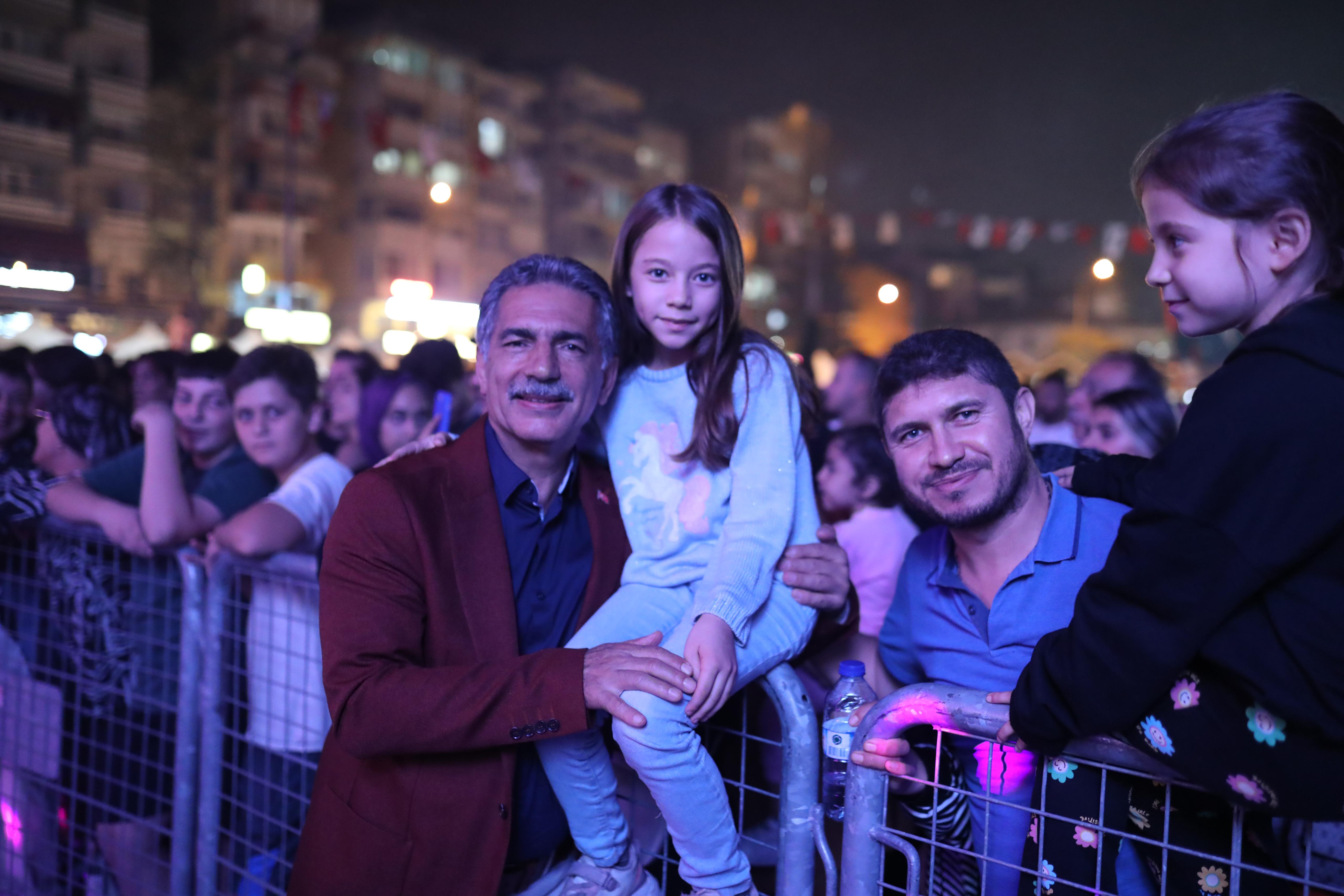 202409301144_gemlik-zeytini-festivali’ne-gemlikli-sanatçılar-damga-vurdu-(1).jpeg