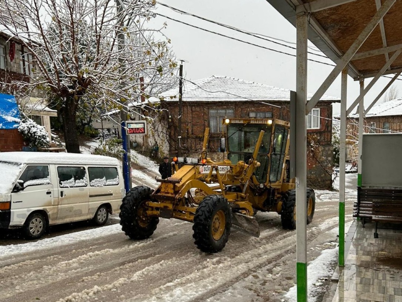 Köy yolları kara karşı tuzlandı