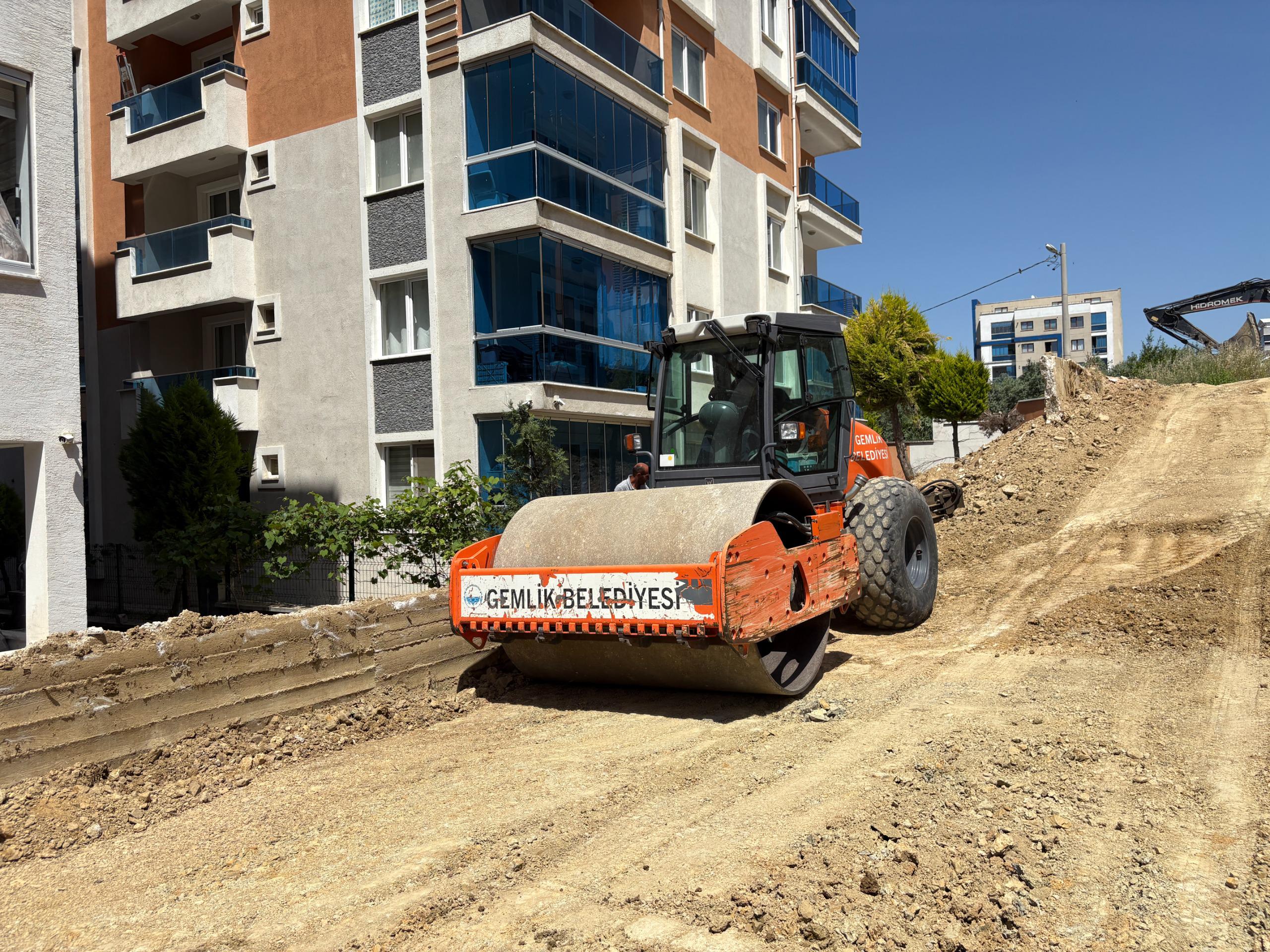 Gemlik’te Yol Açma Çalışmaları Hız Kesmeden Sürüyor