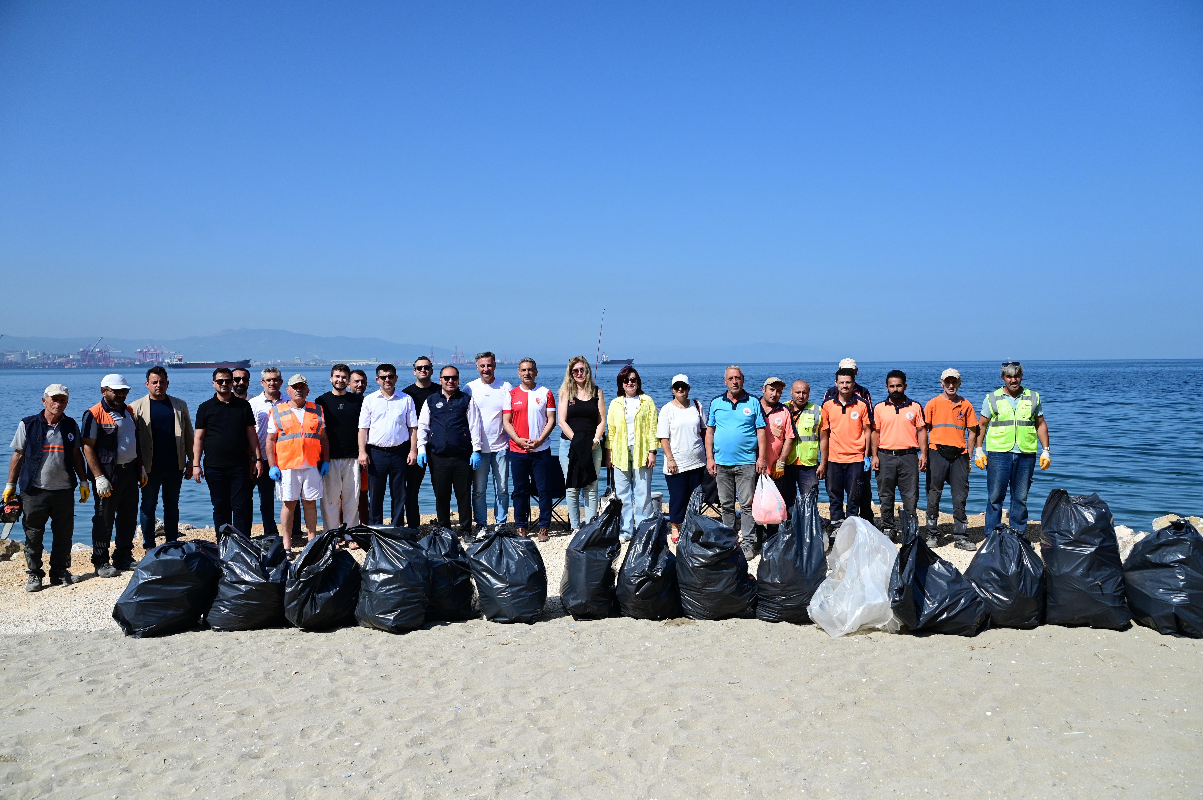 202506221207_gemlik'in-yeni-sahil-yolu-birlikte-temizlendi-(2).jpg