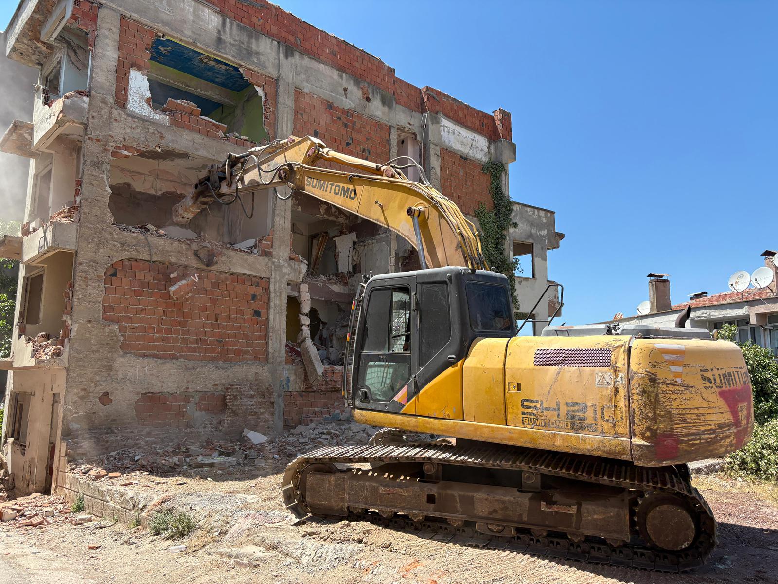 Gemlik’te Metruk Bina Yıkımları Sürüyor
