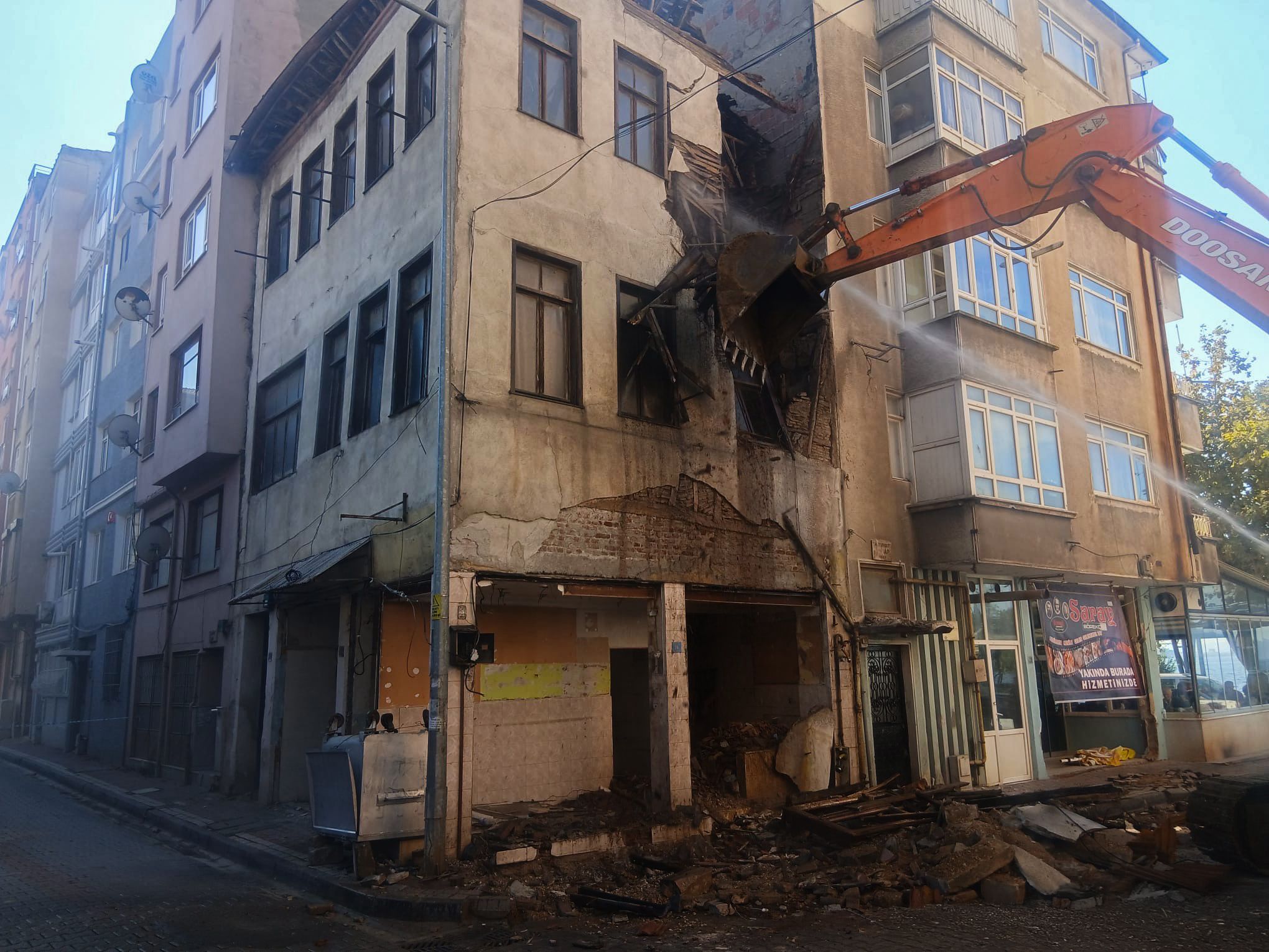 Gemlik Belediyesi’nden Metruk Binalara Güvenli Yıkım Çalışması