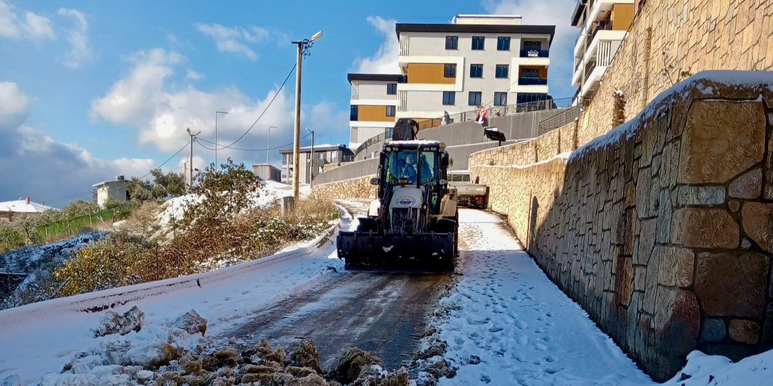 Gemlik’te Kar Yağışı Sonrası Tuzlama Çalışmaları Gerçekleştirildi