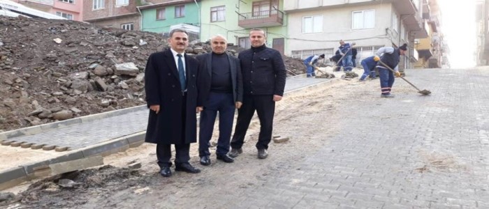 YOL GENİŞLETME VE KALDIRIM ÇALIŞMALARI SÜRÜYOR
