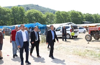 Başkan Deviren Kurban Pazarı'nı Ziyaret Etti