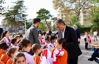 Gemlikspor Forma Dağıtımı Okullarda Sürüyor