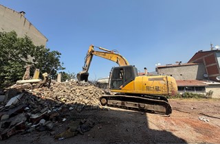 Gemlik’te Metruk Bina Yıkımları Sürüyor