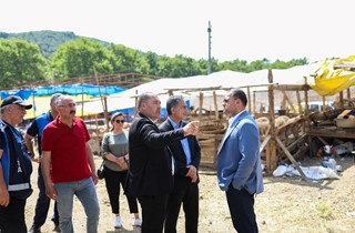 Başkan Deviren Kurban Pazarı'nı Ziyaret Etti