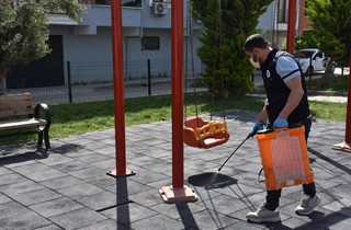Gemlik Belediyesi'nden Parklara Yaz Öncesi İlaçlama