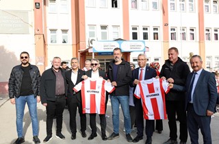 Gemlikspor Forma Dağıtımı Okullarda Sürüyor