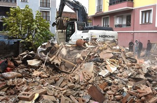 Gemlik Belediyesi'nden metruk bina temizliği