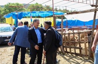 Başkan Deviren Kurban Pazarı'nı Ziyaret Etti