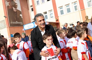 Gemlikspor Forma Dağıtımı Okullarda Sürüyor