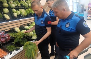 Raf ve Kasada Fiyat Farkı Zabıta Denetimine Takıldı