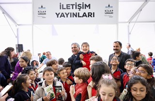 Gemlik’te “Sözcüklerin Rotası” Etkinliğinde Şermin Yaşar Okurlarıyla Buluştu