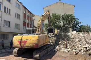 Gemlik’te Metruk Bina Yıkımları Sürüyor