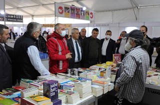 Belediye Başkanımız Mehmet Uğur Sertaslan Kitap Fuarı’nı ziyaret etti