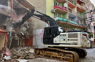 Gemlik’te Metruk Bina Yıkımları Devam Ediyor