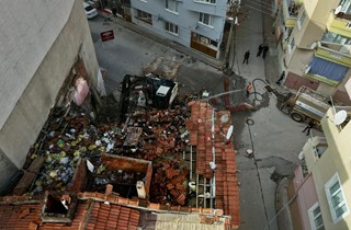 Gemlik’te Metruk Bina Yıkımları Devam Ediyor