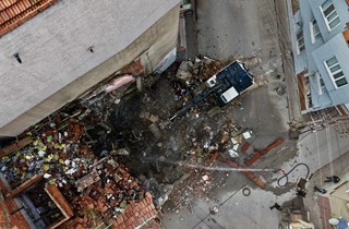 Gemlik’te Metruk Bina Yıkımları Devam Ediyor