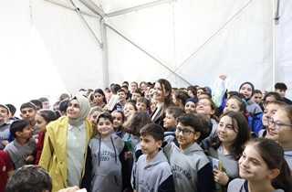 Gemlik’te “Sözcüklerin Rotası” Etkinliğinde Şermin Yaşar Okurlarıyla Buluştu