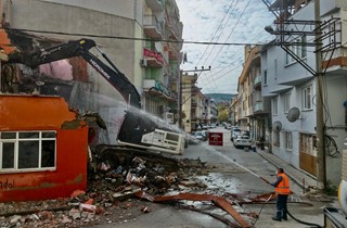 Gemlik’te Metruk Bina Yıkımları Devam Ediyor