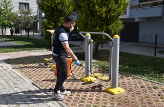 Gemlik Belediyesi'nden Parklara Yaz Öncesi İlaçlama