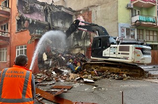 Gemlik’te Metruk Bina Yıkımları Devam Ediyor