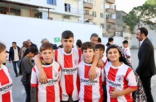 Gemlikspor Forma Dağıtımı Okullarda Sürüyor