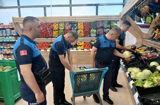 Raf ve Kasada Fiyat Farkı Zabıta Denetimine Takıldı