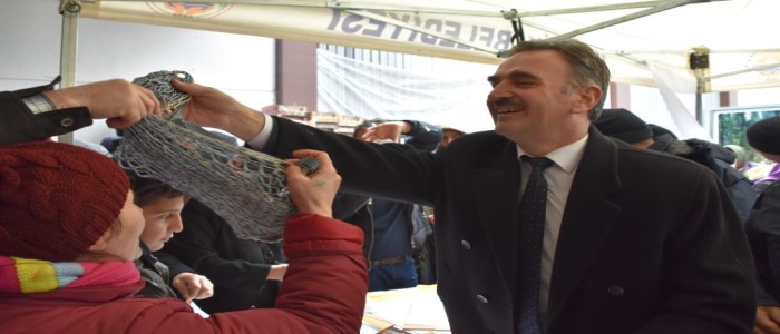 BAŞKAN YILMAZ VATANDAŞLARA ÜCRETSİZ PAZAR FİLESİ DAĞITTI